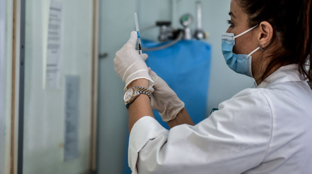 Εμβολιασμός - Ελλάδα: Υγειονομικός ετοιμάζει εμβόλιο για τον κορωνοϊό - Την Παρασκευή 22 Μαΐου ανοίγει η πλατφόρμα των ραντεβού για τους 40-44 ετών