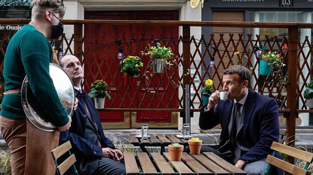 Ο Μακρόν «γιορτάζει» το άνοιγμα στην εστίαση, πίνοντας καφέ στο Παρίσι