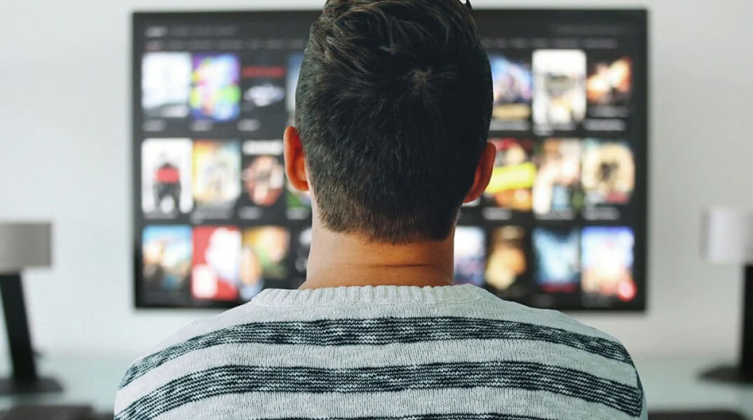 Τηλεθεατής μπροστά από ψηφιακή πλατφόρμα - Προβληματίζει τις εταιρείες ο «διαμοιρασμός λογαριασμών»