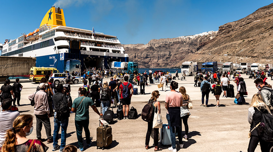 ΑΦΙΞΗ ΕΠΙΒΑΤΩΝ ΣΤΟ ΛΙΜΑΝΙ ΤΗΣ ΣΑΝΤΟΡΙΝΗΣ