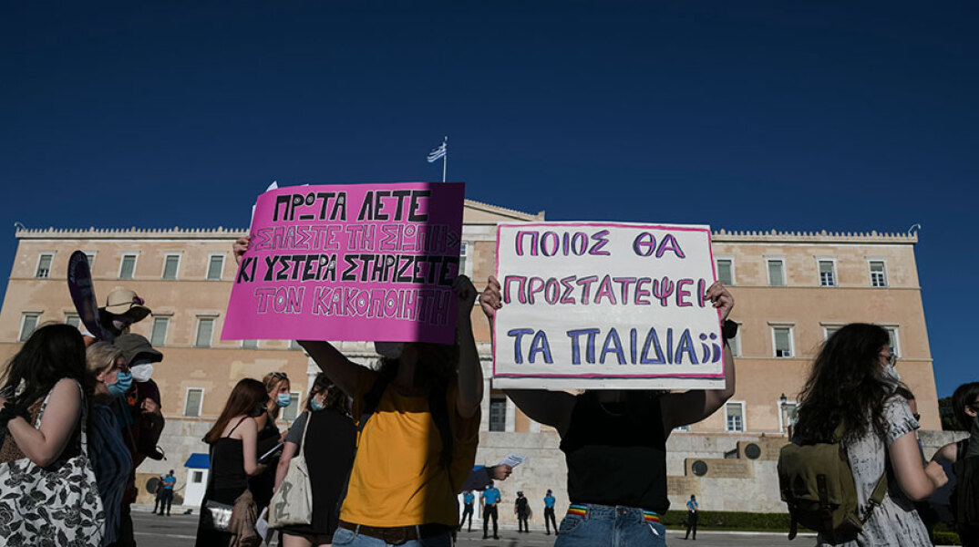 Νομοσχέδιο για τη συνεπιμέλεια - Μητέρες διαμαρτύρονται μπροστά στη Βουλή