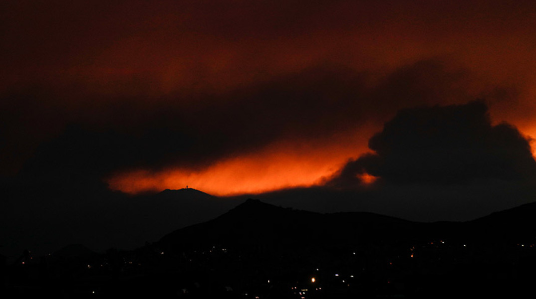ΔΥΣΗ ΗΛΙΟΥ ΜΕ ΠΥΚΝΟ ΚΑΠΝΟ ΑΠΟ ΤΗΝ ΠΥΡΚΑΓΙΑ ΣΤΗΝ ΚΟΡΙΝΘΙΑ ΠΑΝΩ ΑΠΟ ΤΗΝ ΑΘΗΝΑ