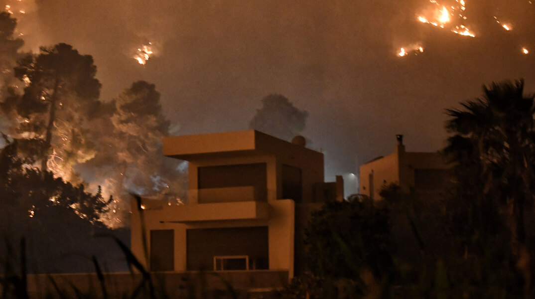 Φωτιά στην Κορινθία - Οι φλόγες μια ανάσα από κατοικία