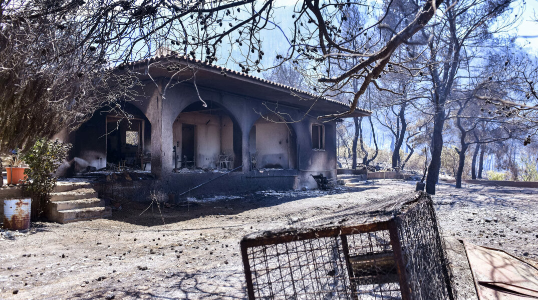 Φωτιά στον Σχίνο Κορινθίας: Κάηκε σπίτι στον οικισμό Βαμβακιές