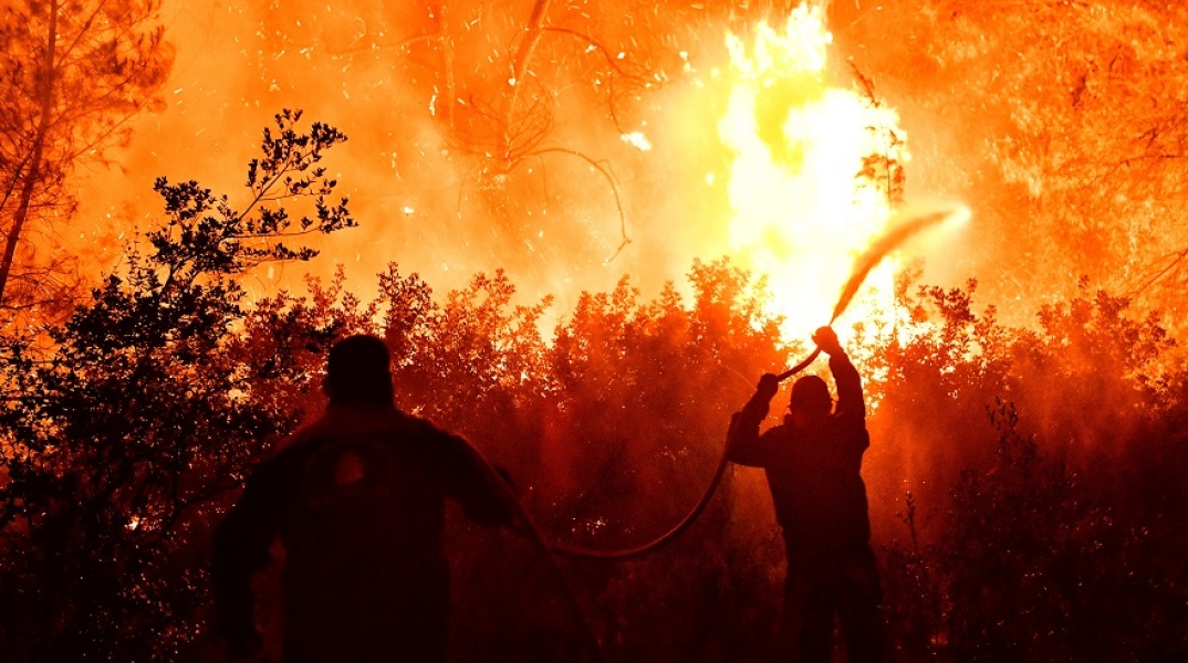 Κατάσβεση της φωτιάς που μαίνεται σε δασική έκταση στον Σχίνο Λουτρακίου