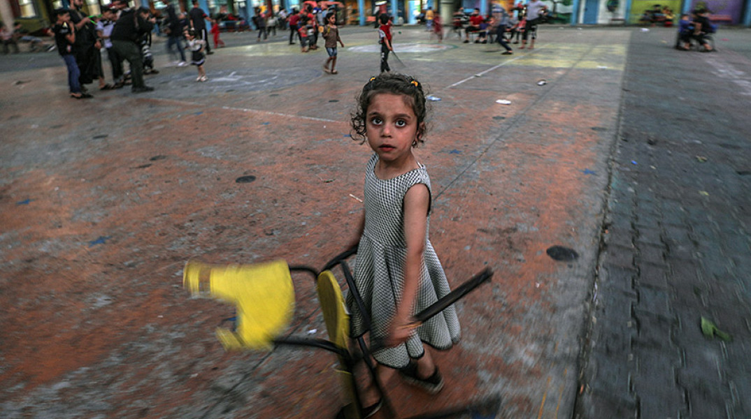 Μικρή Παλαιστίνια έχει καταφύγει στο σχολείο των Ηνωμένων Εθνών (ΟΗΕ), λόγω των συνεχιζόμενων ένοπλων συγκρούσεων στην πόλη της Γάζας