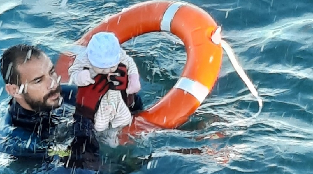 Θέουτα: Ισπανός αστυνομικός σώζει μωρό μετανάστη από πνιγμό 