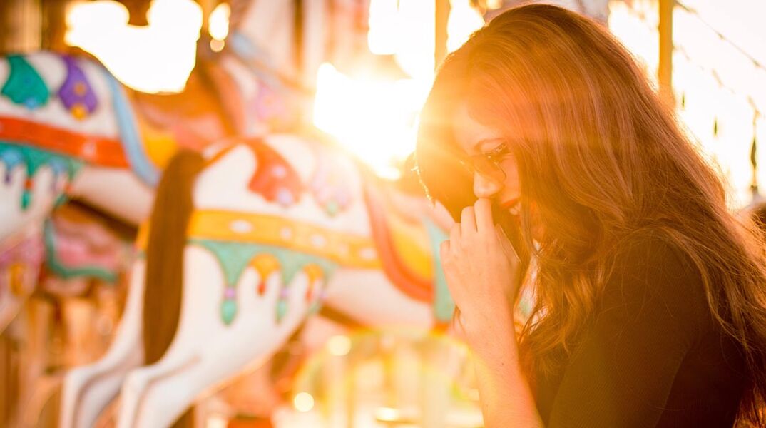 Κοπέλα με μαύρο τοπ και γυαλιά ηλίου σε λούνα παρκ