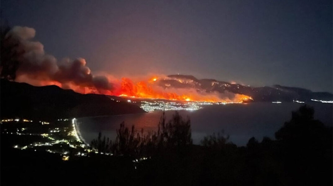 Φωτιά στην Κορινθία - Σε πύρινο κλοιό οικισμοί, καθώς η δασική πυρκαγιά έχει κάνει στάχτη το βουνό
