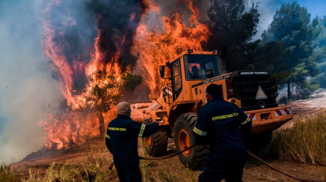 Καίει η φωτιά στο Σχίνο της Κορίνθου