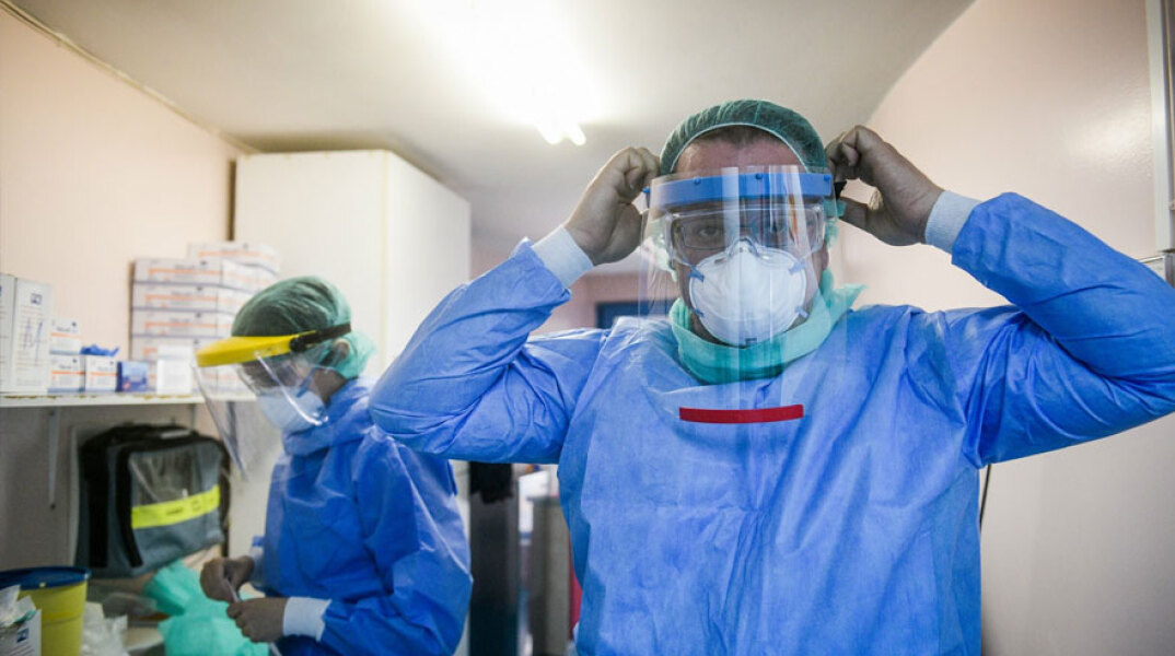 Υγειονομικός με μάσκα και προστατευτική στολή για τον κορωνοϊό στη ΜΕΘ νοσοκομείου αναφοράς Covid-19