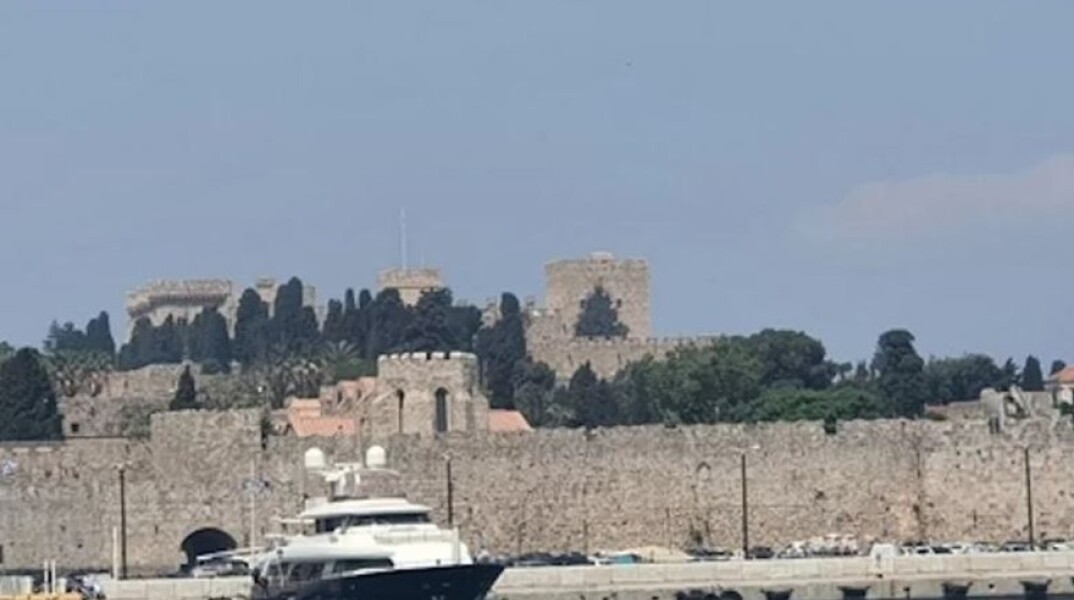 Καπνός στη Ρόδο από τη φωτιά στο Σχίνο Κορινθίας