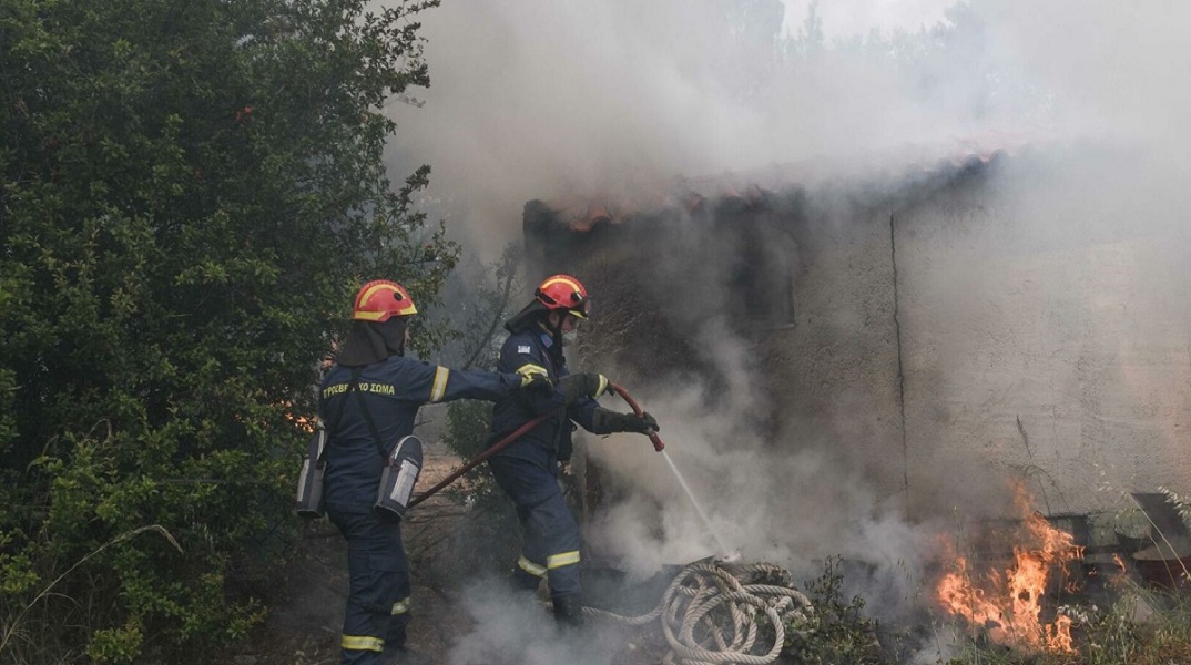 Πυροσβέστες σβήνουν τη φωτιά στον Σχίνο