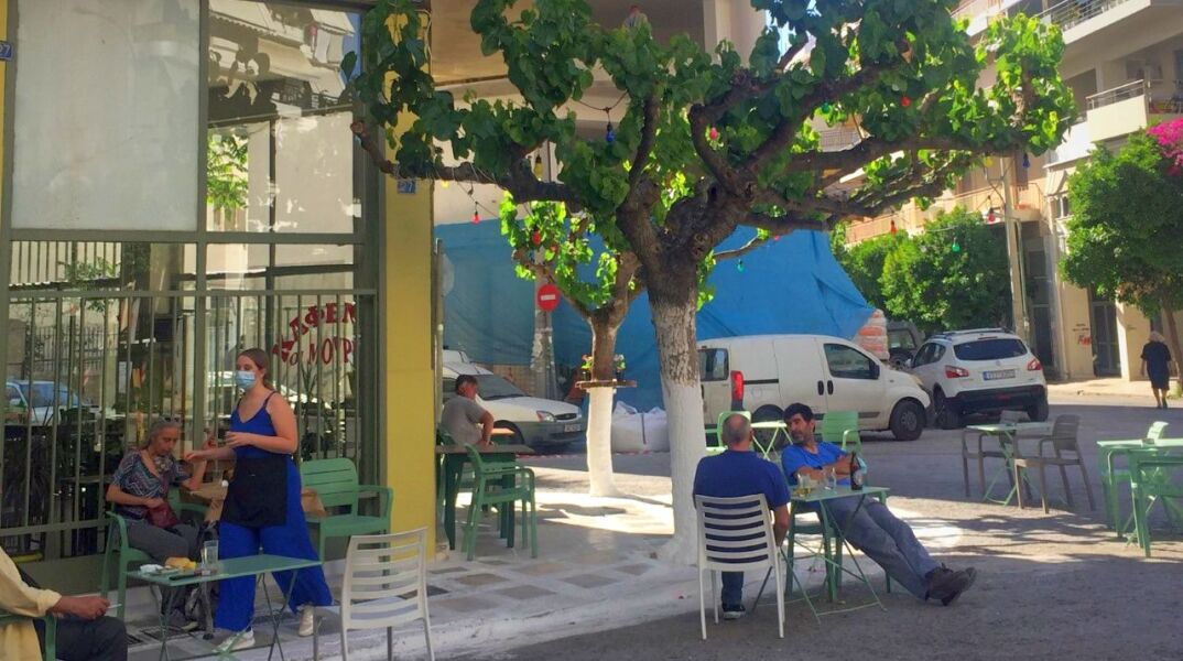 Στις «Μουριές» επί Κολωνώ, παλιό καφενείο με τέλειους μεζέδες