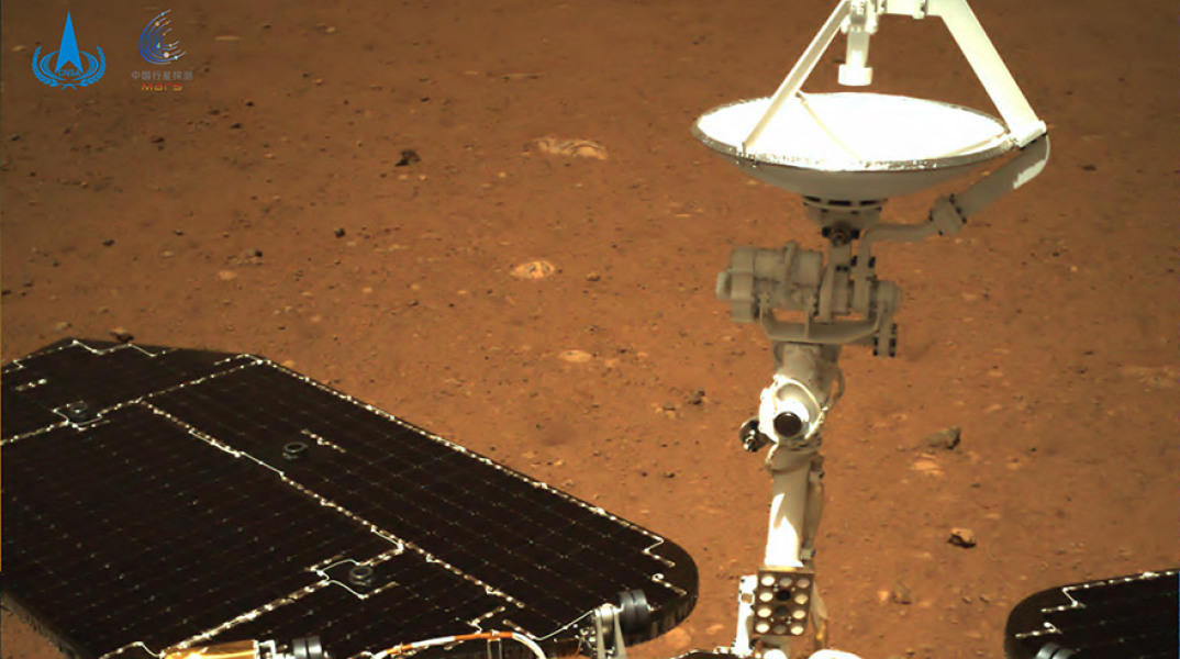 Kάμερα πλοήγησης που είναι τοποθετημένη στο πίσω μέρος του Zhurong rover της Κίνας στην επιφάνεια του Άρη