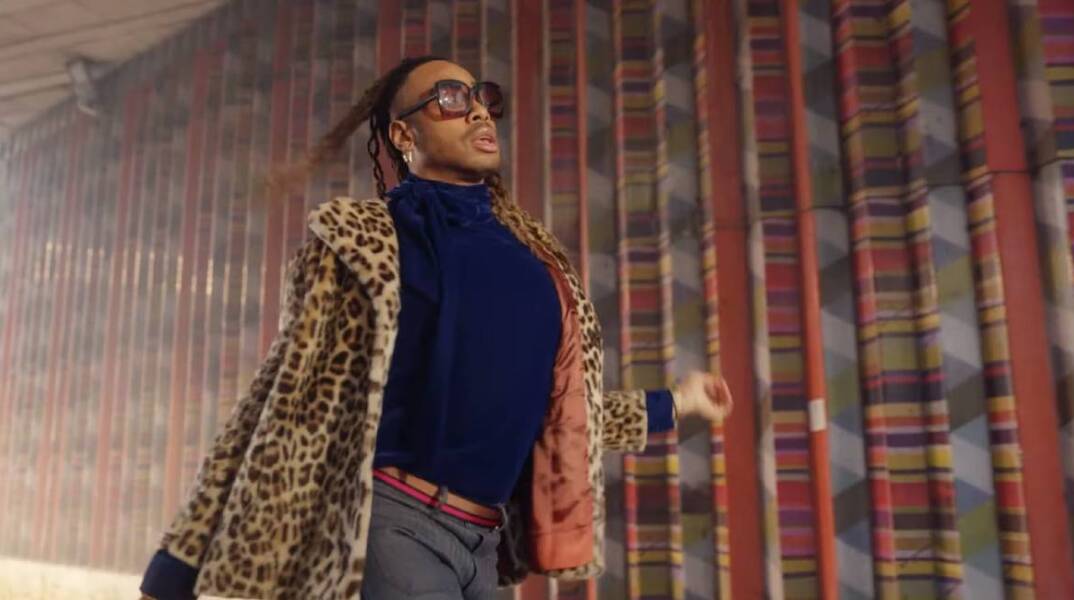 Στιγμιότυπο από το νέο σποτ της Diet Coke υπό τις σκηνοθετικές οδηγίες της Autumn de Wilde