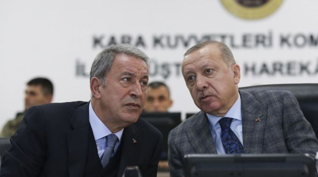 Ο Τούρκος υπουργός Άμυνας, Χουλουσί Ακάρ με τον Ρετζέπ Ταγίπ Ερντογάν