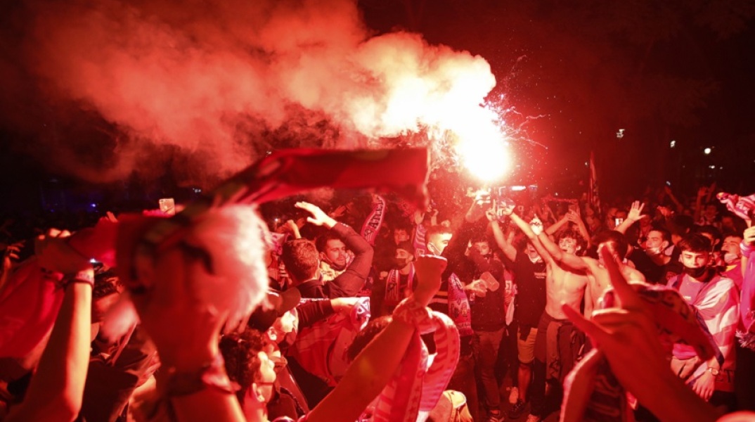 Οπαδοί της Ατλέτικο Μαδρίτης πανηγυρίζουν την κατάκτηση του πρωταθλήματος