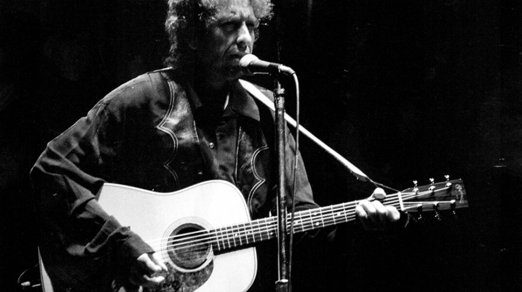 Στιγμιότυπο από τη συναυλία του Bob Dylan στην Αθήνα, στο Θέατρο Λυκαβηττού, το 1993