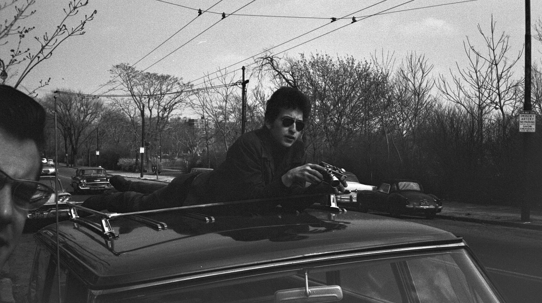 Ο Bob Dylan σε οροφή αυτοκινήτου, Μασαχουσέτη, Απρίλιος 1964