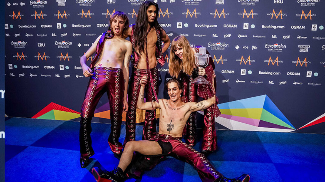 Το συγκρότημα Maneskin, οι μεγάλοι νικητές στη Eurovision 2021 - O frontman Damiano David πεσμένος στο πάτωμα