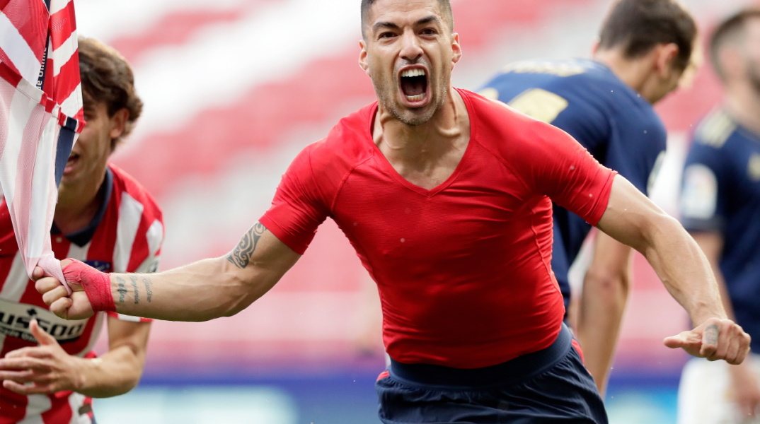 Ο Λουίς Σουάρεζ πανηγυρίζει το γκολ κόντρα στην Οσασούνα