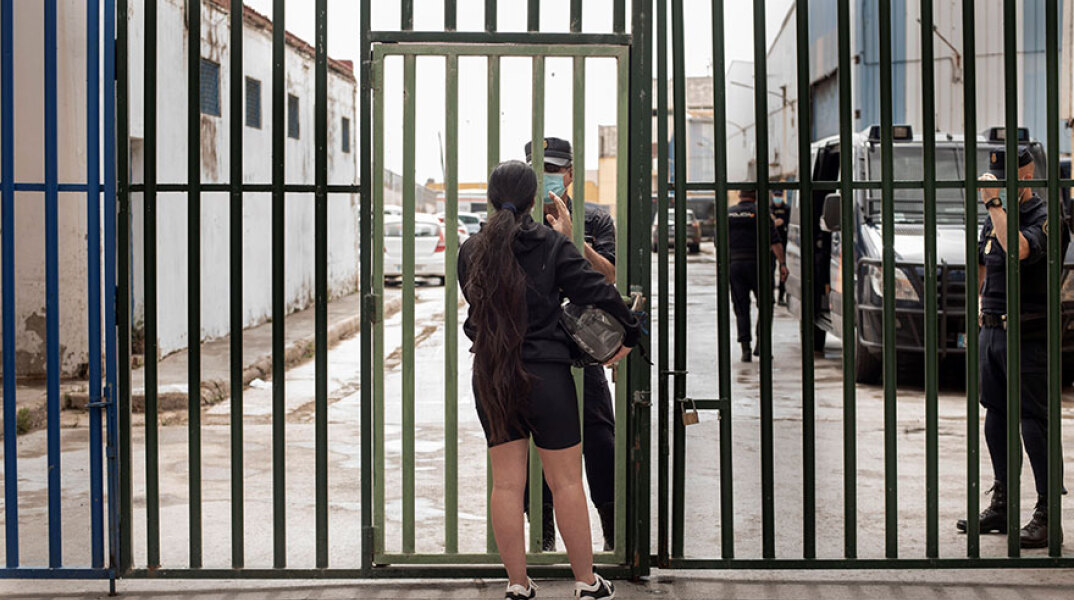  Ισπανία - Μεταναστευτικό: Γυναίκα στη Θέουτα, τον ισπανικό θύλακα στο Μαρόκο, μιλά σε αστυνομικό έξω από αποθήκη η οποία έχει μετατραπεί σε προσωρινό χώρο παραμονής ασυνόδευτων ανηλίκων