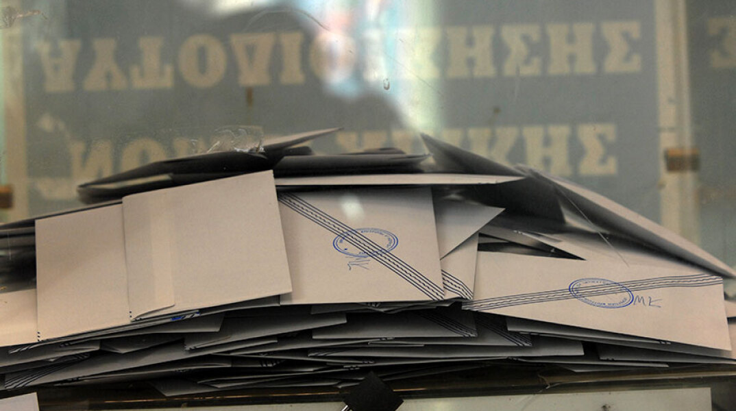 Ψήφοι σε κάλπη (ΦΩΤΟ ΑΡΧΕΙΟΥ) - Οι απόδημοι Έλληνες ζητούν από τα κόμματα να υπερψηφίσουν το νομοσχέδιο του Υπουργείου Εσωτερικών για την άρση των περιορισμών στην ψήφο από τον τόπο κατοικίας στο εξωτερικό