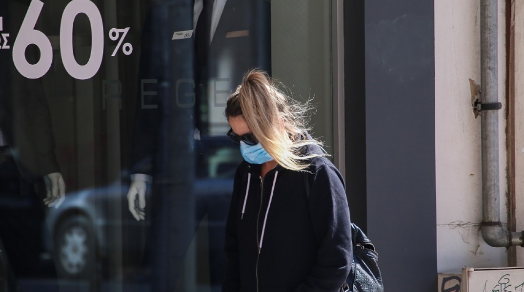 Γυναίκα με μάσκα στην πόλη της Λάρισας