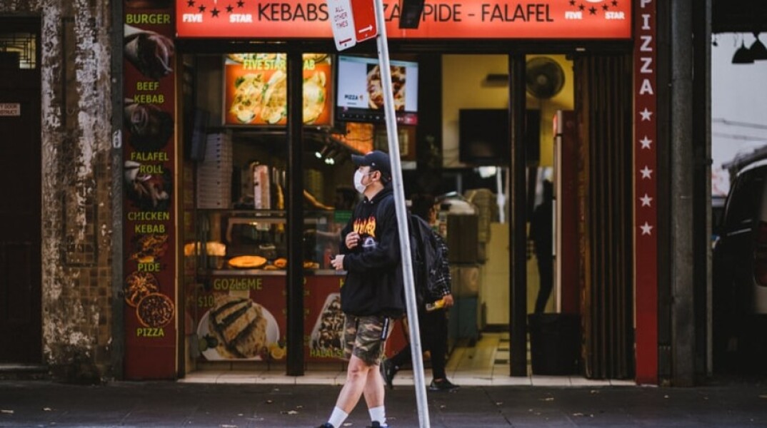 Αυστραλός πολίτης σε δρόμο της Μελβούρνης φορώντας μάσκα