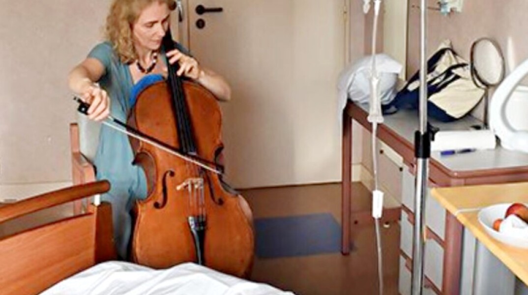 Η Κλερ Οπέρ, η Γαλλίδα τσελίστρια που παίζει μουσική σε ασθενείς