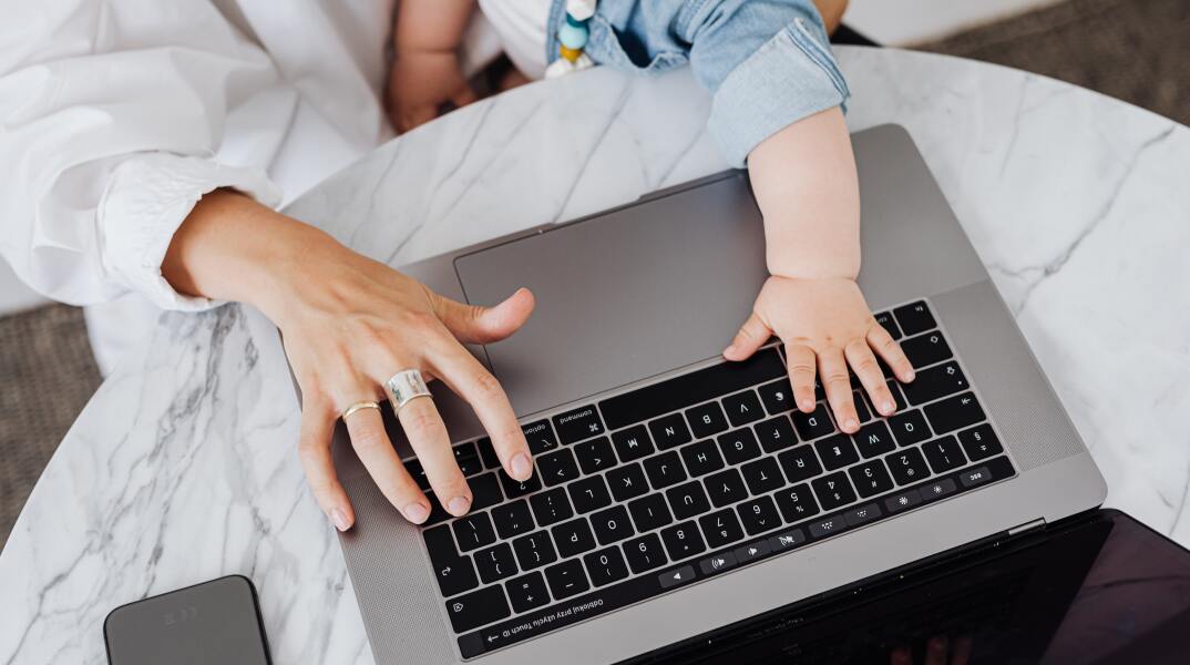 Εργαζόμενη μητέρα