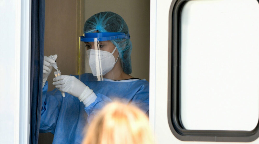 ΕΟΔΥ: Υγειονομικός πραγματοποιεί δωρεάν rapid test για τον κορωνοϊό σε περιοχή στην Αττική