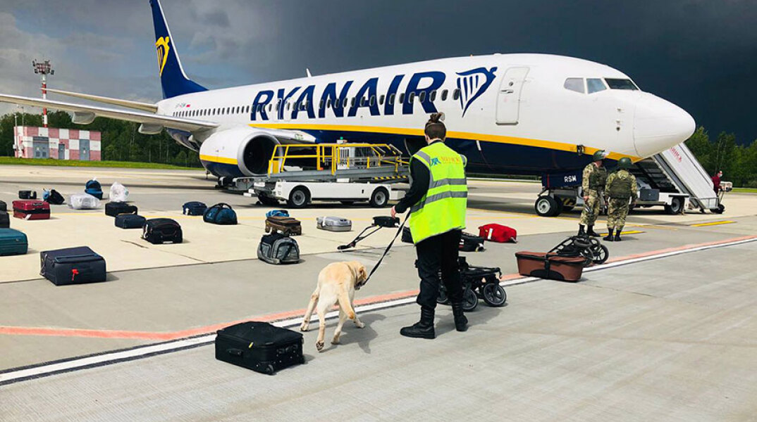 Λευκορωσία: Υπάλληλος της ασφάλειας με ειδικά εκπαιδευμένο σκύλο ελέγχει αποσκευές επιβατών - Το αεροσκάφος της Ryanair προσγειώθηκε εκτάκτως στο αεροδρόμιο του Μινσκ μετά την απειλή για βόμβα