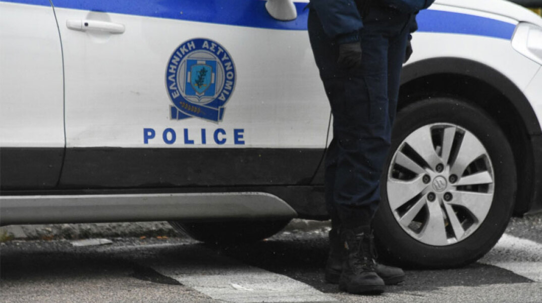 Αστυνομικός της ΕΛ.ΑΣ έξω από περιπολικό - Εξαρθρώθηκε συμμορία που δρούσε στα νότια προάστια