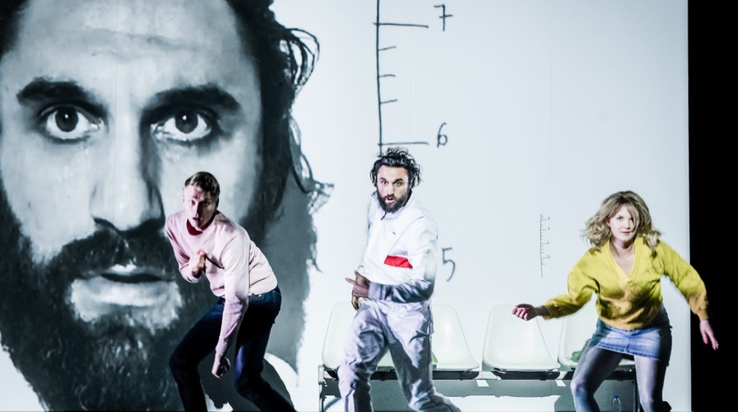 Από την παράσταση "Ιστορία της βίας" της Schaubühne σε σκηνοθεσία Thomas Ostermeier, στο Φεστιβάλ Αθηνών