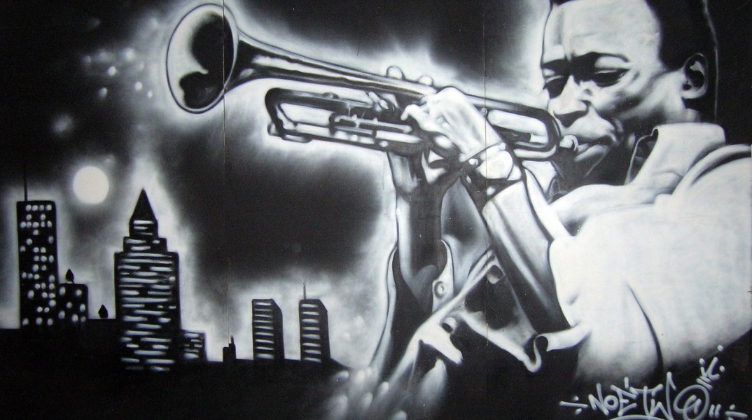 Γκράφιτι που απεικονίζει τον τρομπετίστα της τζαζ Miles Davis