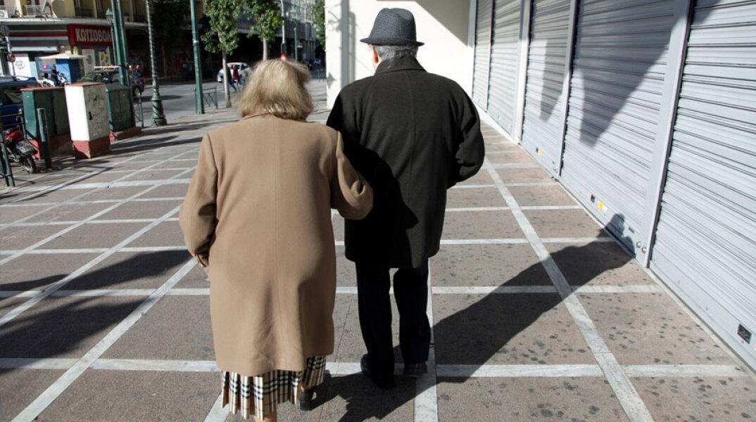 Συνταξιούχοι (ΦΩΤΟ ΑΡΧΕΙΟΥ) - Ανακοίνωση από το Υπουργείο Εργασίας για τις συντάξεις χηρείας και τις περικοπές