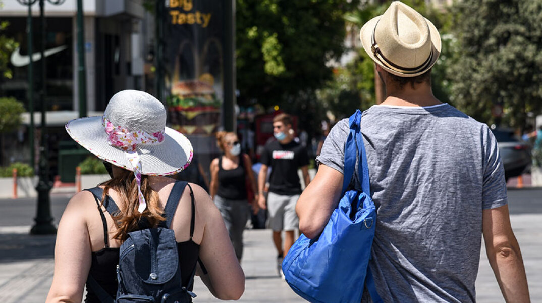 Πολίτες περπατούν στην πλατεία Συντάγματος - Ο ΕΟΔΥ ανακοίνωσε την Πέμπτη (27/5) τα νέα κρούσματα κορωνοϊού στην Αττική
