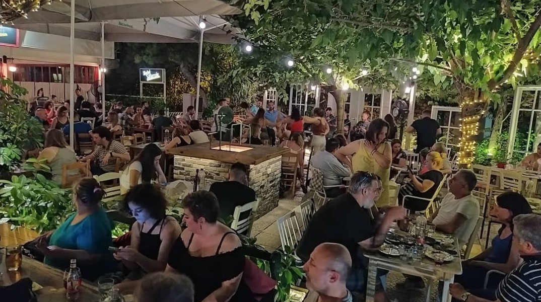 Ρεμβάζοντας στην αυλή της Παλιάς Πλατείας 