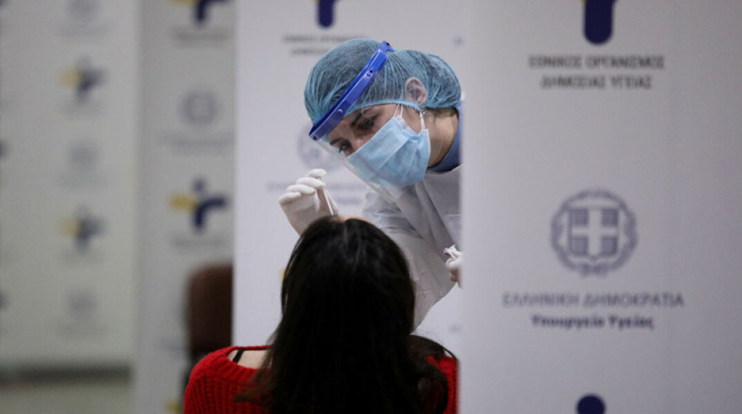Αττική: Υγειονομικός με μάσκα για τον κορωνοϊο πραγματοποιεί δωρεάν rapid test