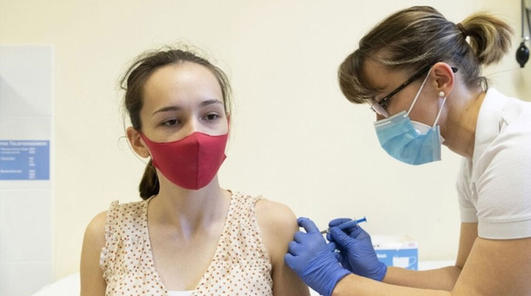 Κοπέλα στη Ρωσία λαμβάνει δόση από το εμβόλιο Sputnik-V για τον κορωνοϊό