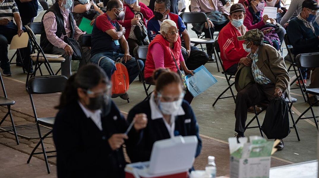 Μαζικός εμβολιασμός ηλικιωμένων κατά της Covid-19 στο Tenancingo de Degollado, στο Μεξικό