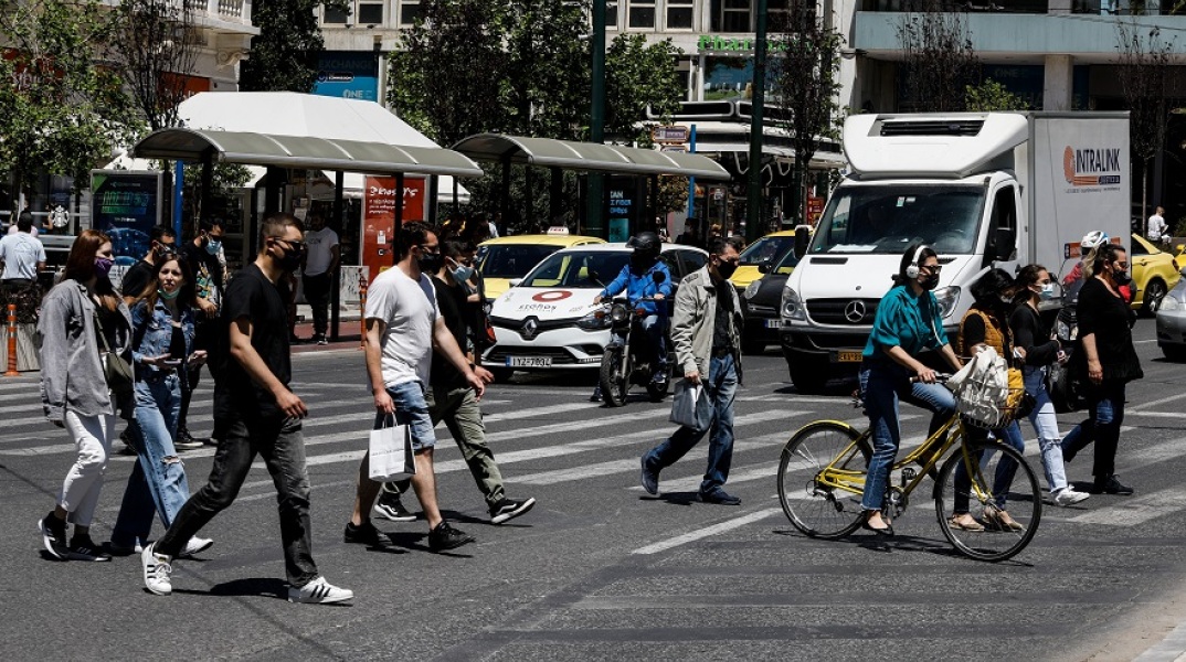 Πολίτες με μάσκα στο κέντρο της Αθήνας 