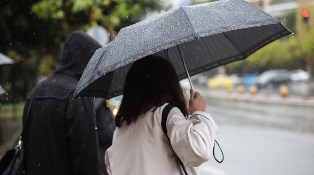 Βροχή - Πολίτες με ομπρέλα