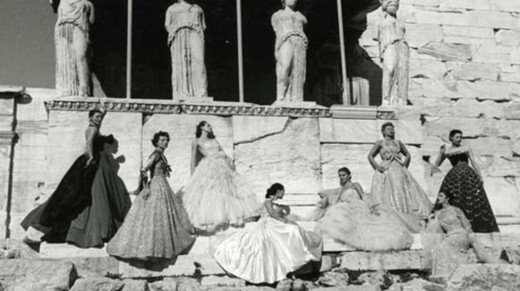 O φωτογράφος Jean-Pierre Pedrazzini απαθανατίζει για το Paris Match τις «Καρυάτιδες» του Christian Dior, 1951 