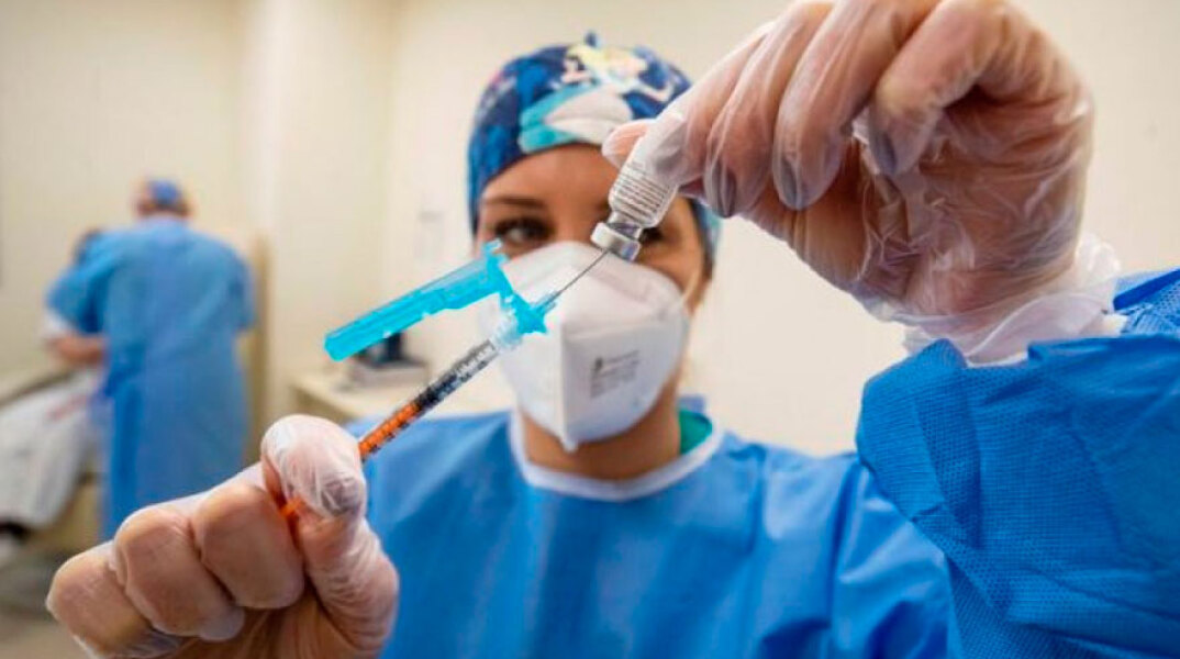 Υγειονομικός ετοιμάζει εμβόλιο για τον κορωνοϊό