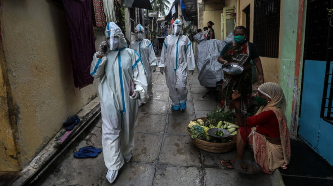 Ινδία: Υγειονομικοί με προστατευτική στολή για τον κορωνοϊό σε παραγκούπολη