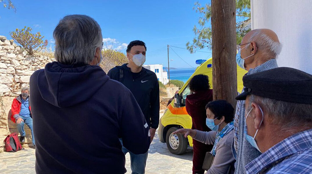 Ο Βασίλης Κικίλιας στην πρόσφατη επίσκεψη του σε εμβολιαστικό κέντρο στις Κυκλάδες