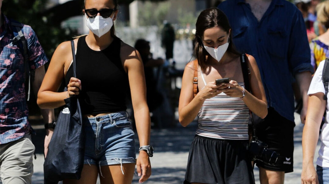 Κοπέλες με μάσκα για τον κορωνοϊό στο κέντρο της Αθήνας